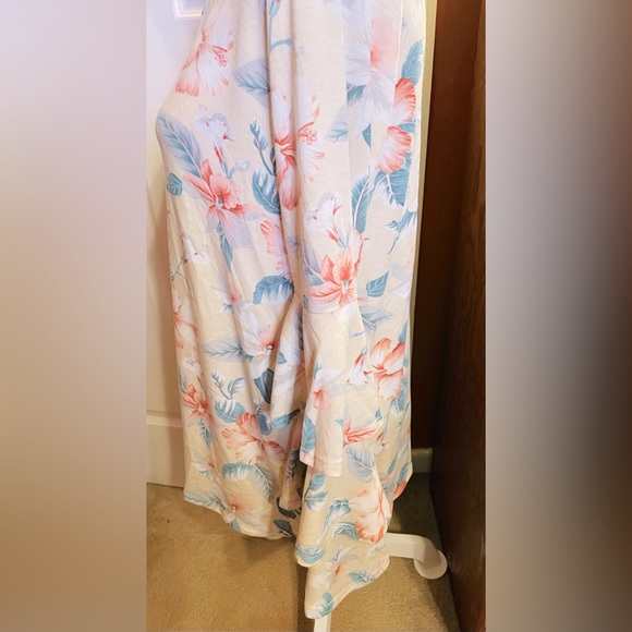 Keyhole neck floral top with ruffle sleeves - Picture 1 of 3